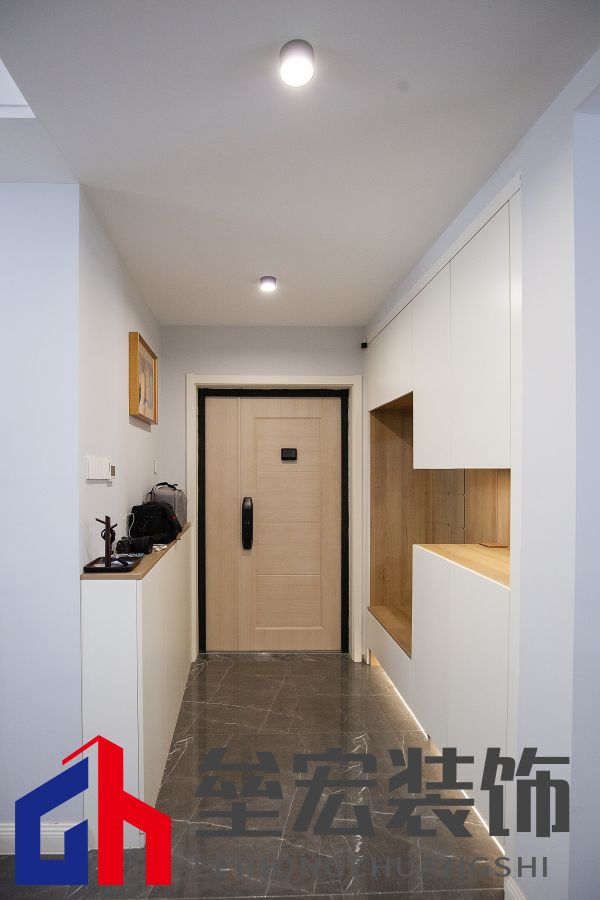 白色、木色與黑色演繹同一空間下的不同格調！