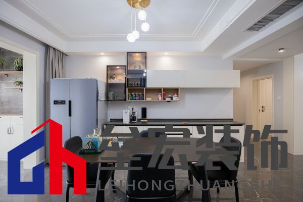 白色、木色與黑色演繹同一空間下的不同格調！