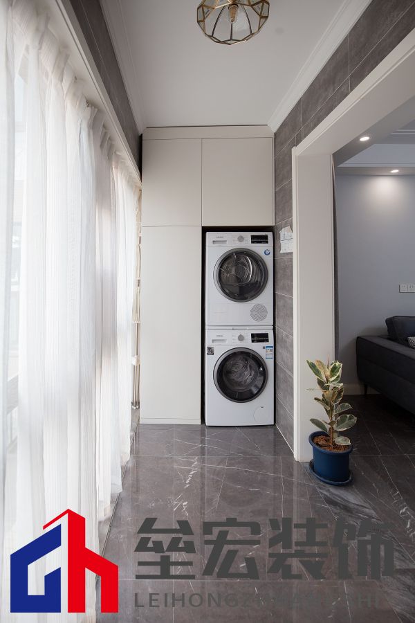 白色、木色與黑色演繹同一空間下的不同格調！