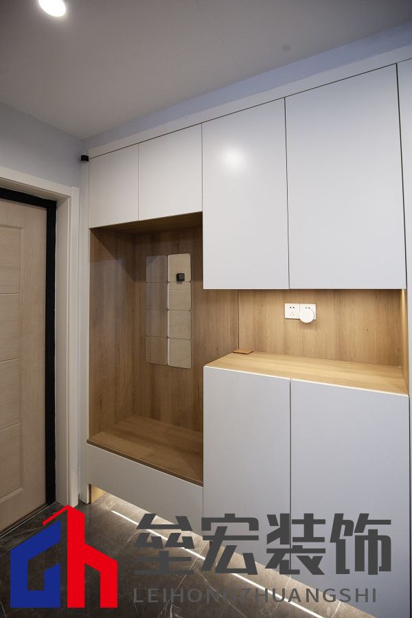 白色、木色與黑色演繹同一空間下的不同格調！