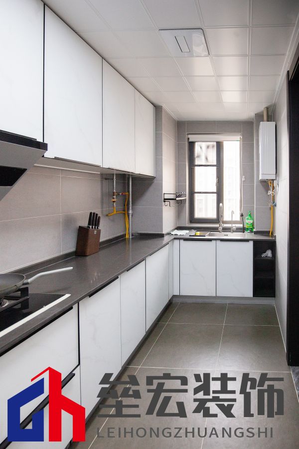 白色、木色與黑色演繹同一空間下的不同格調！