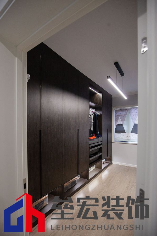 白色、木色與黑色演繹同一空間下的不同格調！