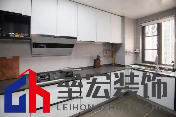 白色、木色與黑色演繹同一空間下的不同格調！