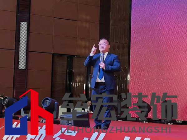 隨后，航邦衛(wèi)浴華中區(qū)營銷總監(jiān)陳喜杰先生就2022年營銷動向展開陳述。今年營銷層面將延續(xù)具有攻擊性和高密度的營銷政策，確保航邦在各地終端的絕對優(yōu)勢不動搖。讓更多的消費者，以更少的預(yù)算，用上更加優(yōu)質(zhì)的衛(wèi)浴產(chǎn)品，用超高的性價比助力廣大青年群體實現(xiàn)高品質(zhì)的“新居夢”。