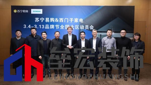 一群人站在一起合影 描述已自動(dòng)生成