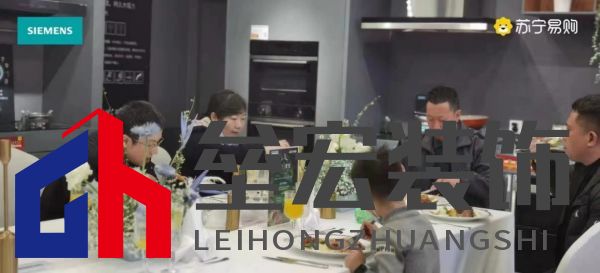 一群人正在用餐聊天 中度可信度描述已自動(dòng)生成