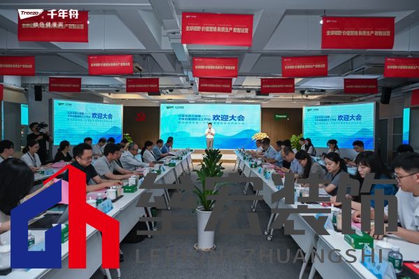 一群人站在桌子邊 AI 生成的內(nèi)容可能不正確。